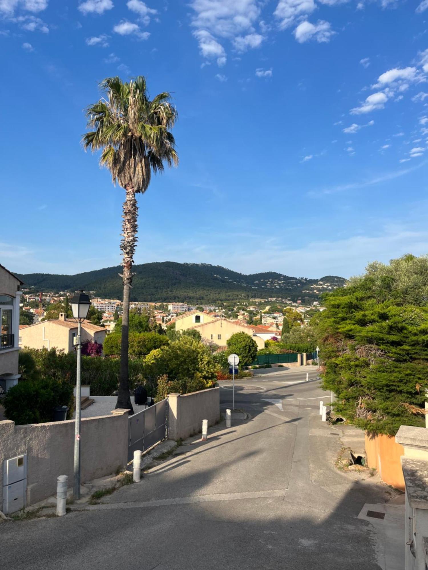 Charmant Bas De Villa Avec Terrasse A Proximite De La Plage Et Du Port Carqueiranne Luaran gambar