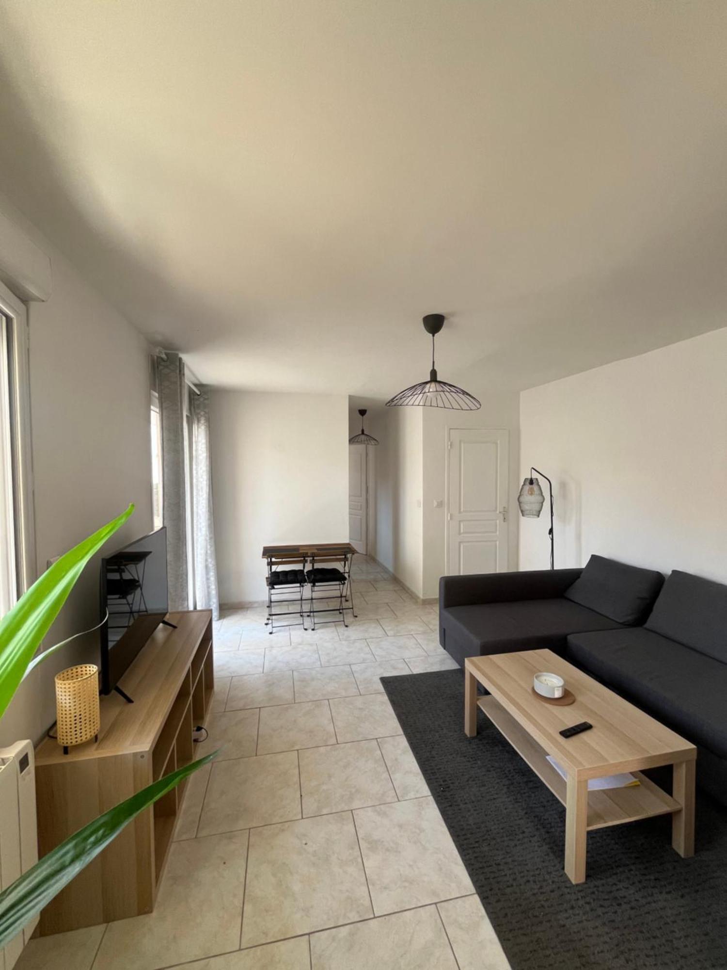 Charmant Bas De Villa Avec Terrasse A Proximite De La Plage Et Du Port Carqueiranne Luaran gambar